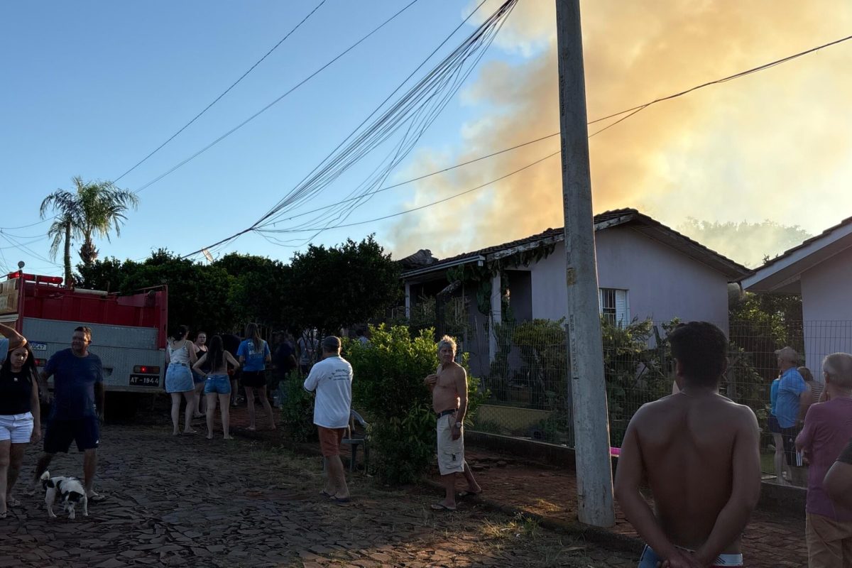 Família pede apoio da comunidade para reconstruir casa destruída por incêndio