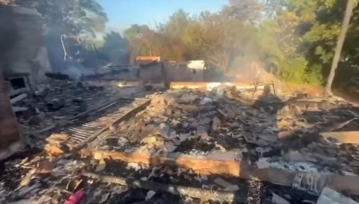Incêndio destrói residência no interior de Miraguaí