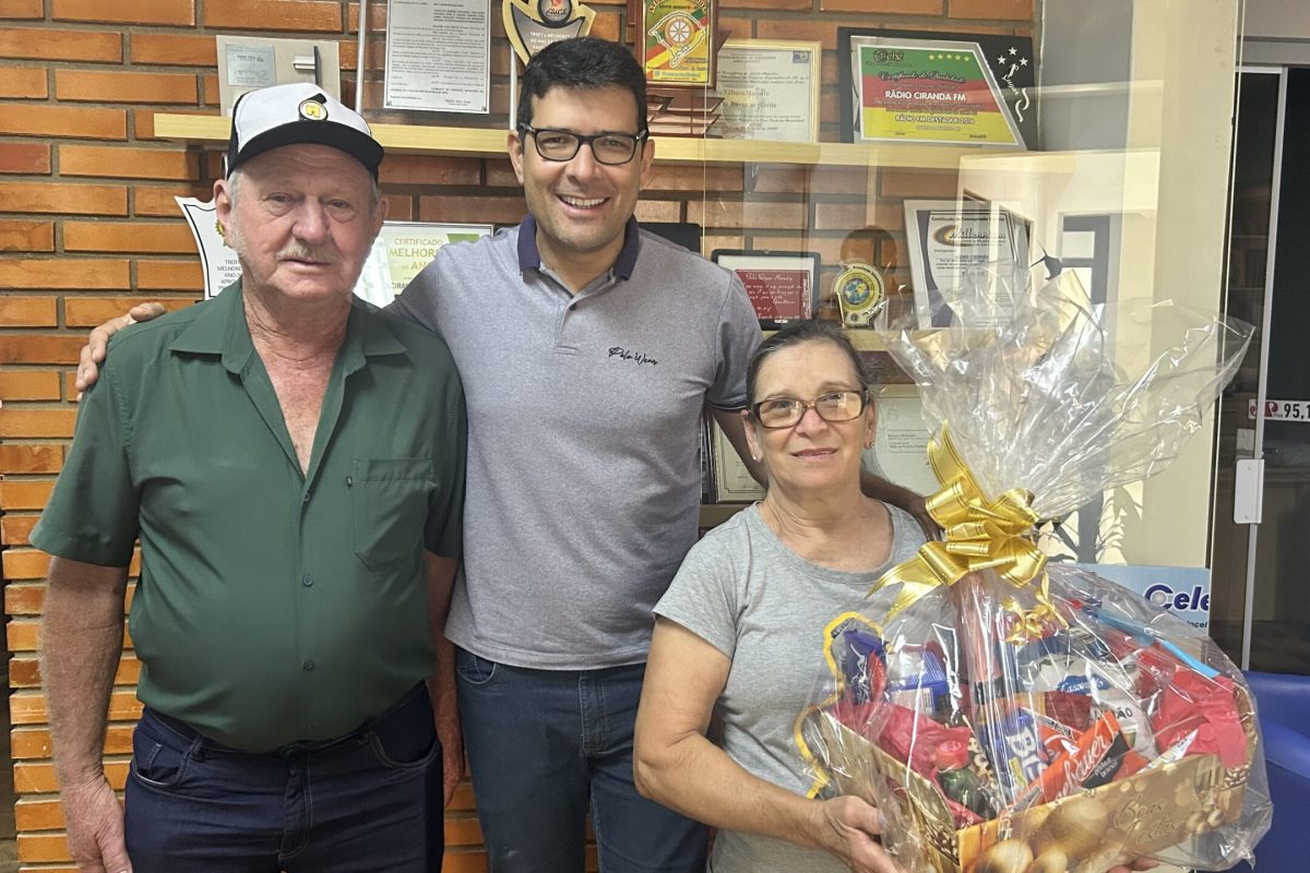 Noili Kmicik é a ganhadora da cesta de Ano Novo  da Colmeia Refrigeração sorteada no Show da Virada da 105