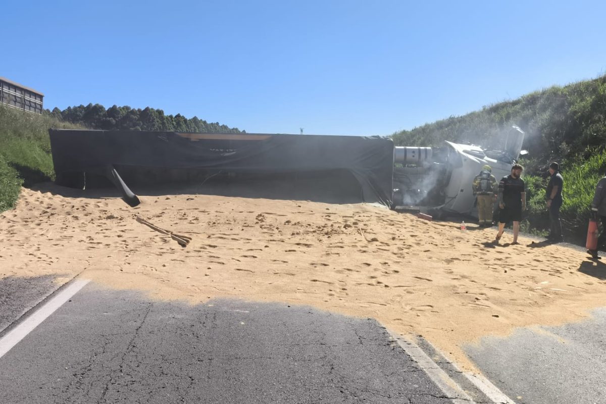 Acidente entre carreta e veículo argentino bloqueia totalmente a BR-285 em Passo Fundo