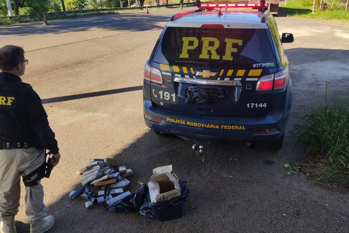 PRF apreende cerca de 15 quilos de maconha e prende duas mulheres na BR-158, em Cruz Alta