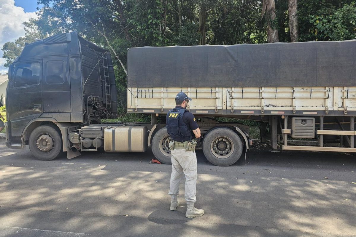PRF flagra bitrem com falhas graves nos freios e excesso de peso na BR-153, em Erechim