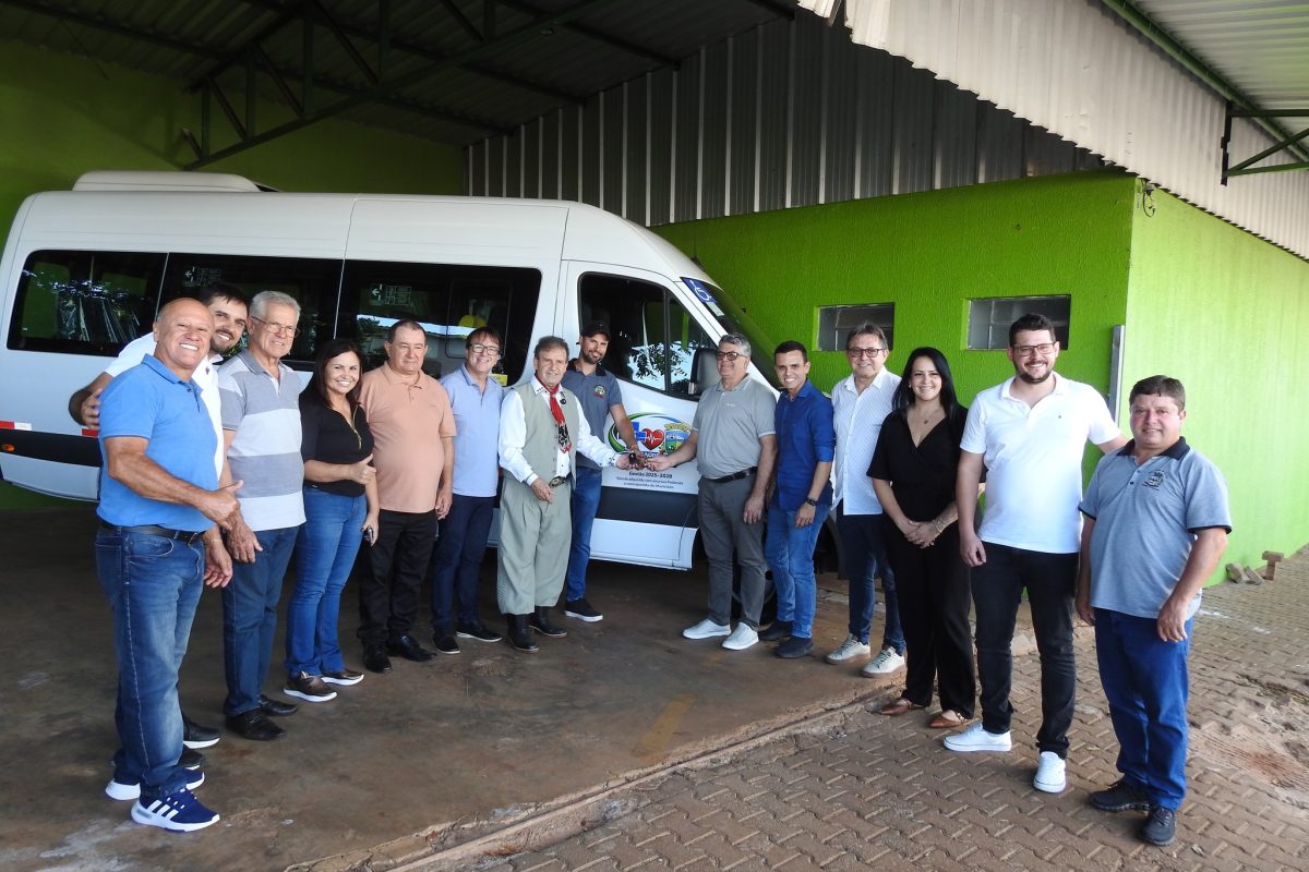 Nova van com acessibilidade reforça transporte de pacientes em Coronel Bicaco