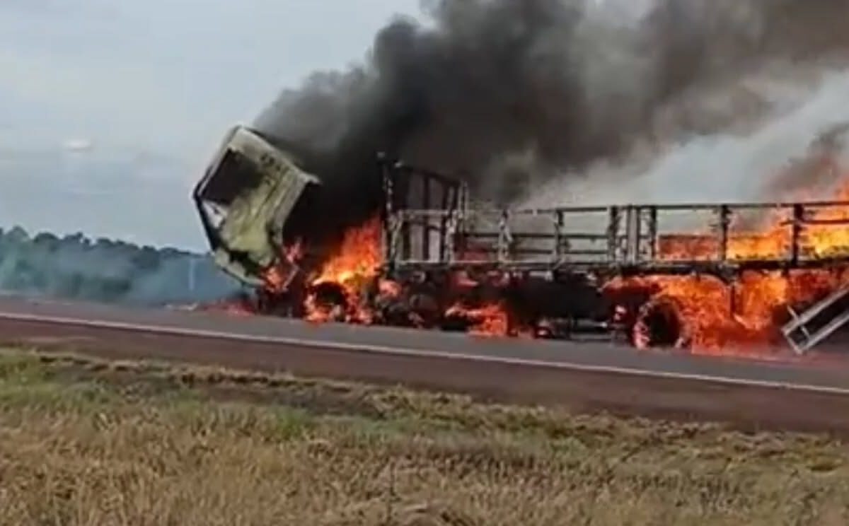 Caminhão é destruído por incêndio na BR-468, em Coronel Bicaco