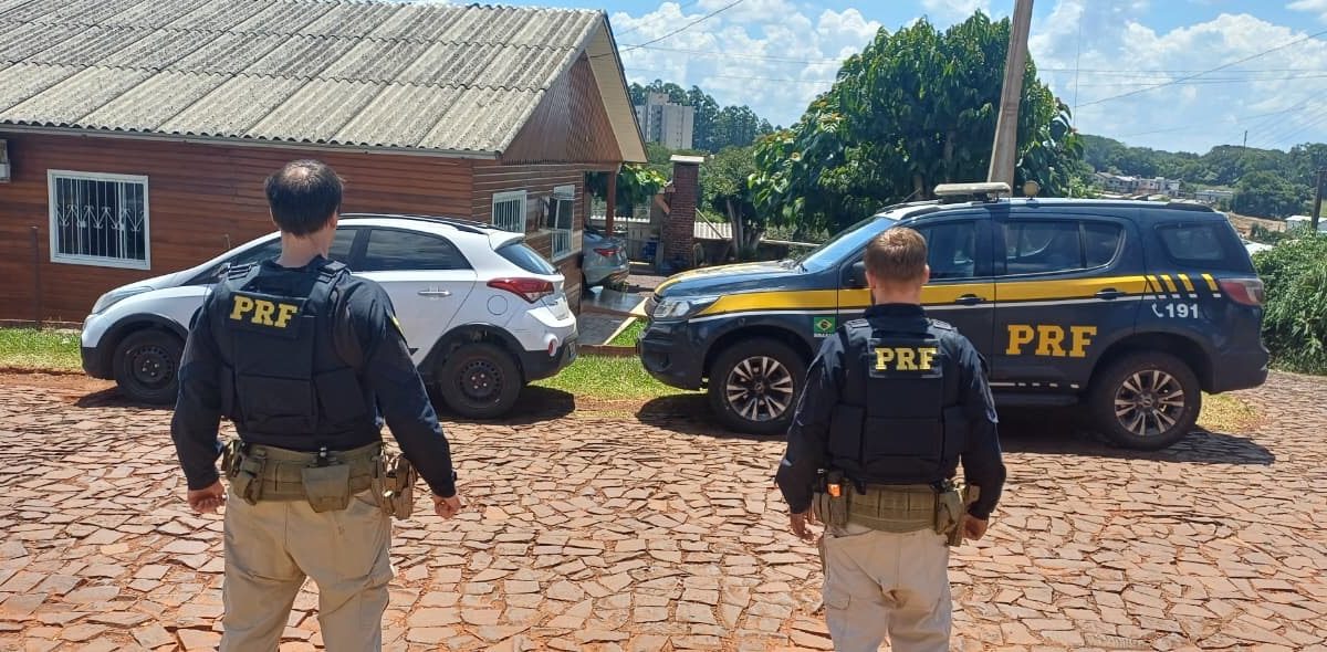 PRF recupera carro roubado e prende mulher na BR-386, em Seberi