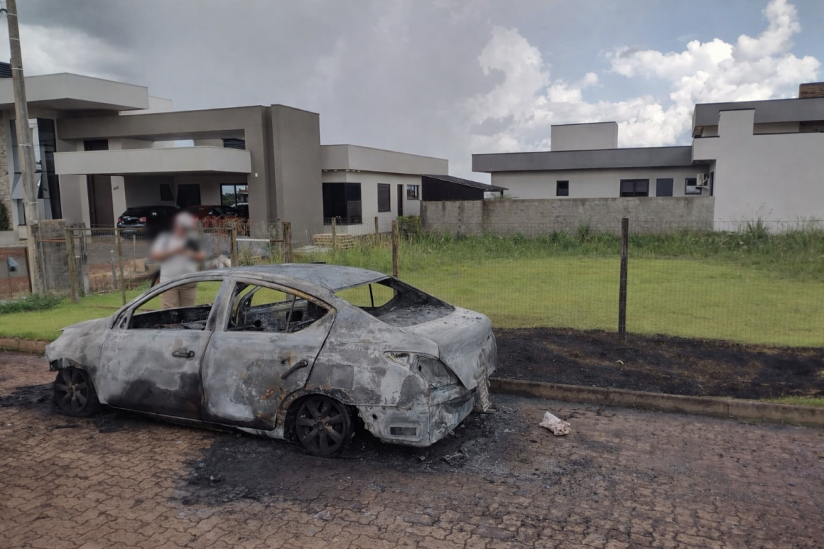 Veículo pega fogo na tarde deste sábado em Santo Augusto