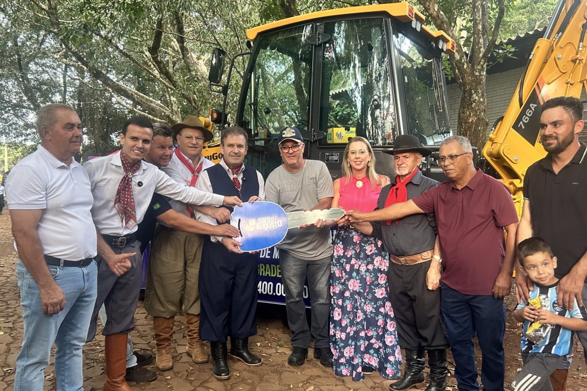 Em Santo Augusto, deputado Pompeo de Mattos entrega retroescavadeira