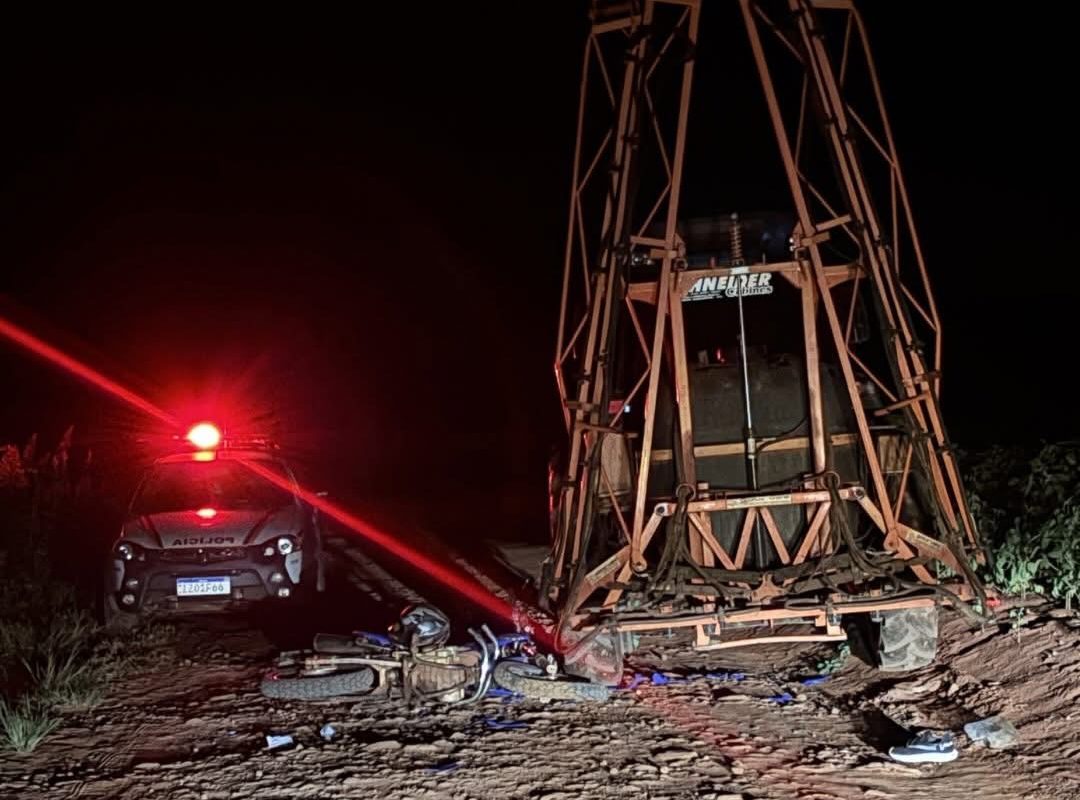 Motociclista fica gravemente ferido após colisão com trator em Ajuricaba