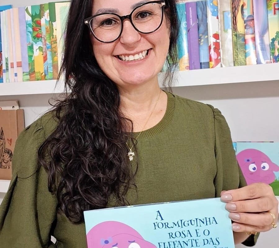 Psicóloga de Santo Augusto lança livro sobre ansiedade infantil
