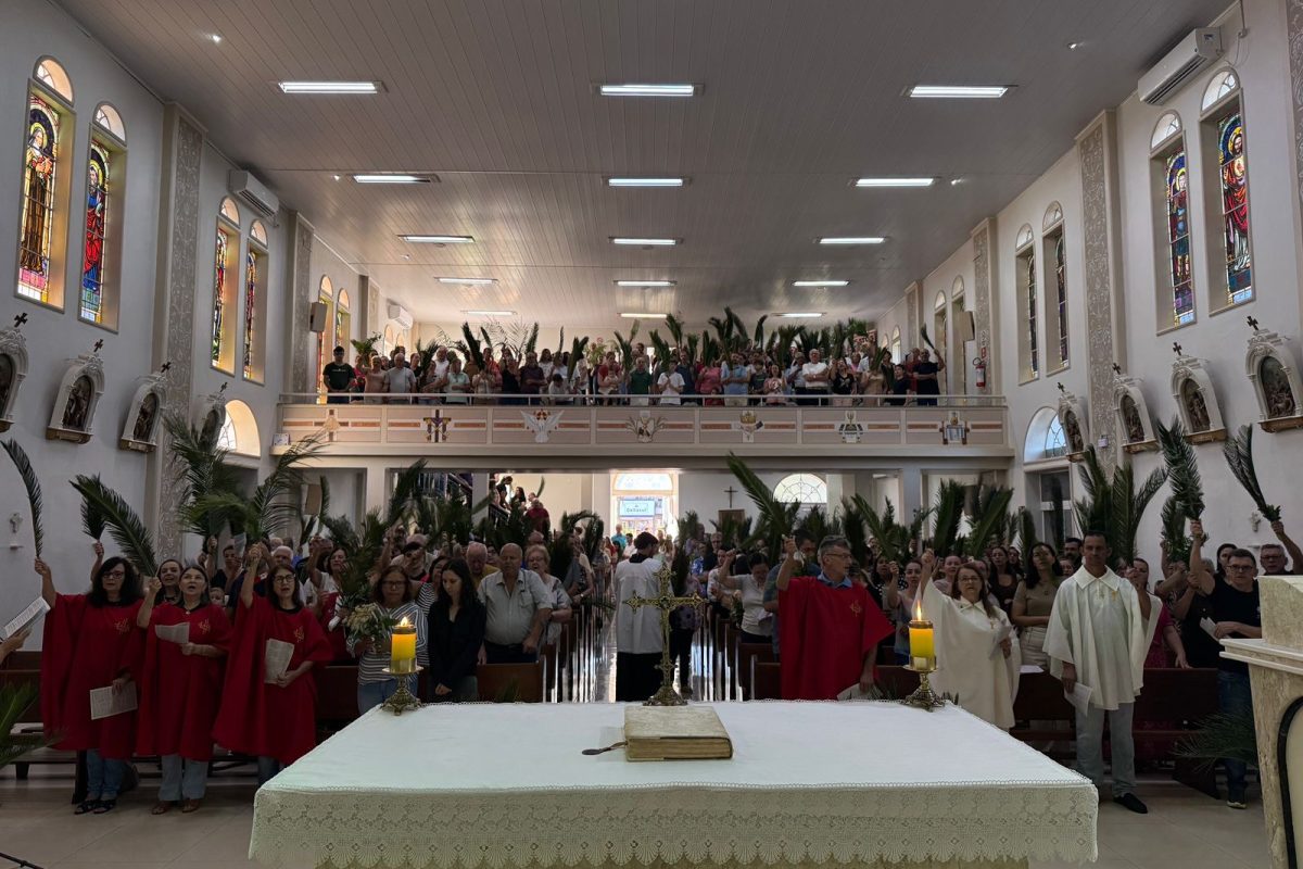 Centenas de fiéis participam da Bênção dos Ramos em Santo Augusto