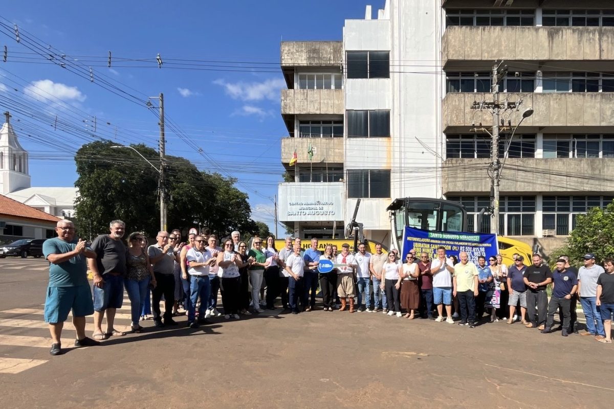 Santo Augusto recebe nova motoniveladora