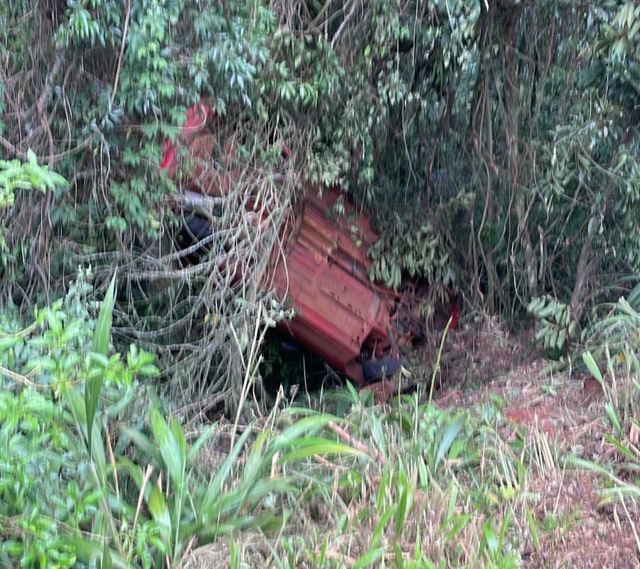 Veículo sai da pista e fica destruído em acidente na BR-468 em Campo Novo