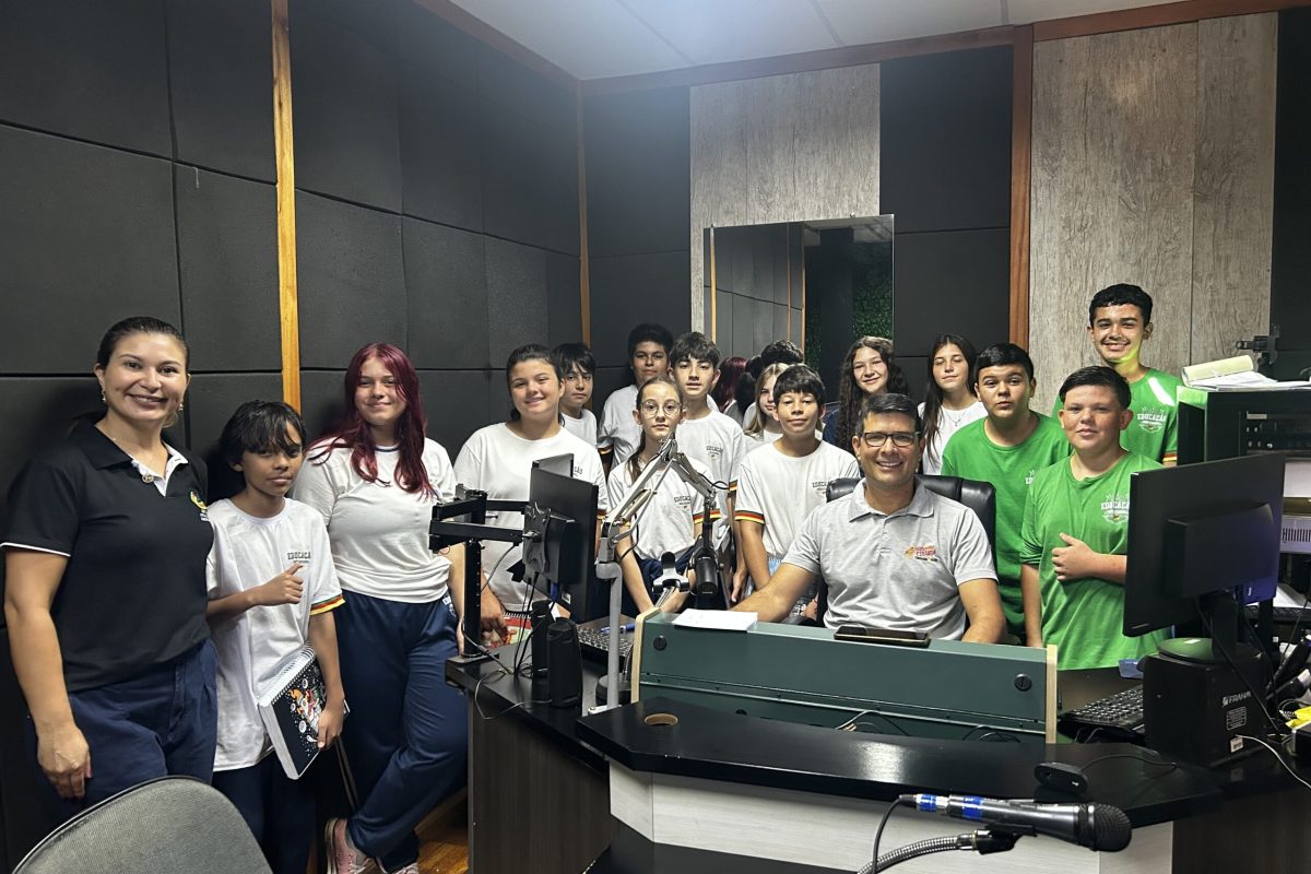 Alunos do 7º ano da Escola Estadual de Ensino Fundamental Francisco Andrighetto conhecem bastidores da rádio Ciranda e do jornal O Celeiro