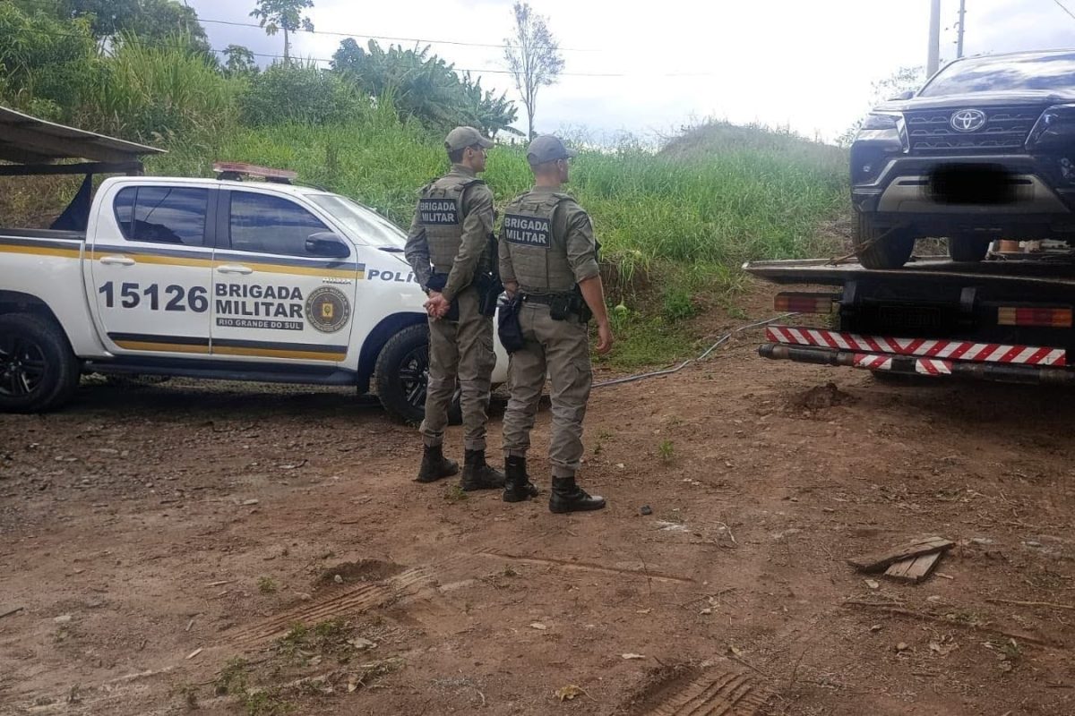 Brigada Militar recupera veículo furtado e prende dois homens em Crissiumal