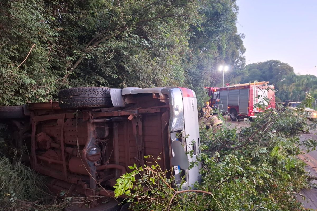 Caminhonete capota na ERS-155 em Ijuí após colidir em árvore