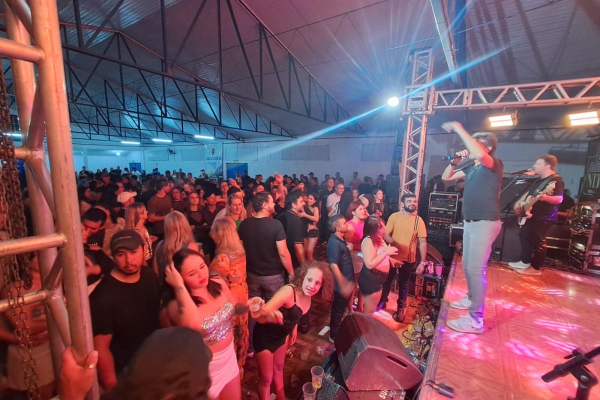 Salão Tropical do Nito lota em baile com Faleiro Produções e shows de Rogério Magrão e Banda e AESA