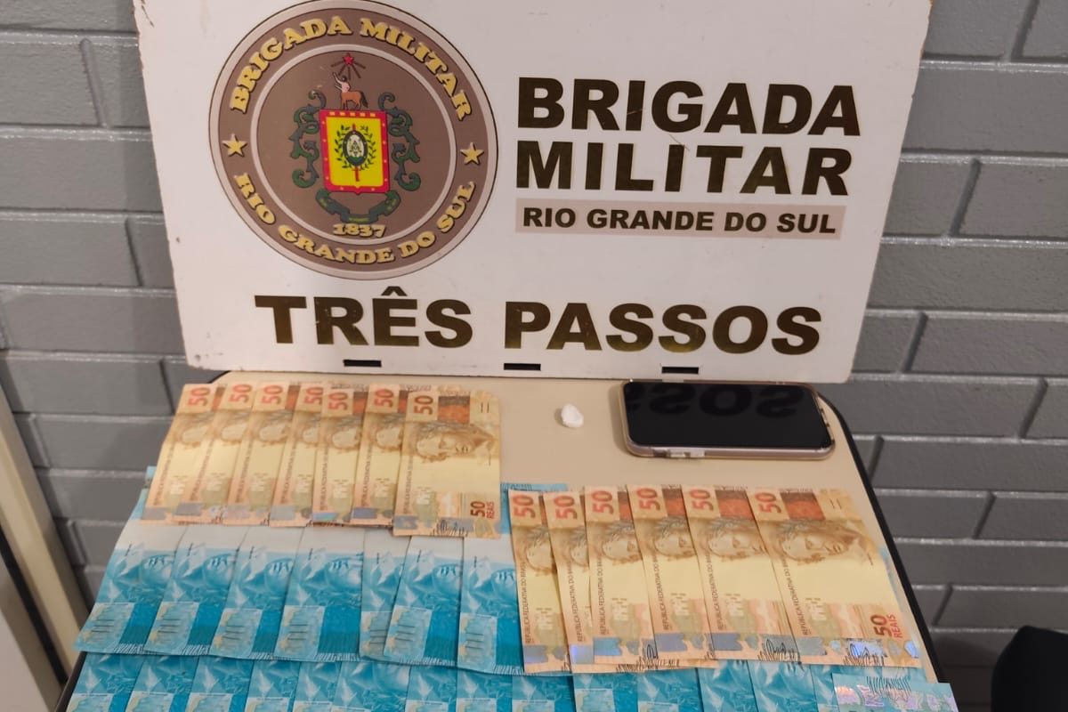 Adolescente é apreendido com notas falsas, droga e celular em Três Passos