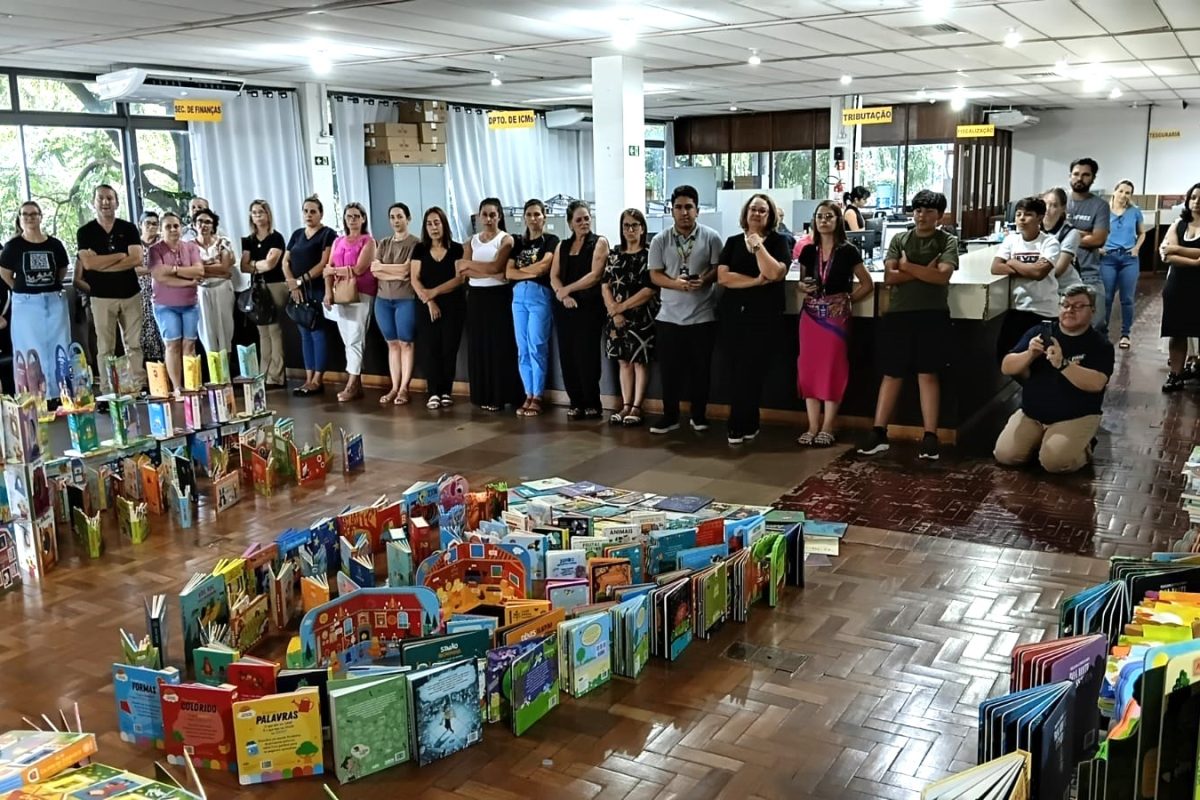 SME entrega kits literários às escolas com apoio de emendas impositivas