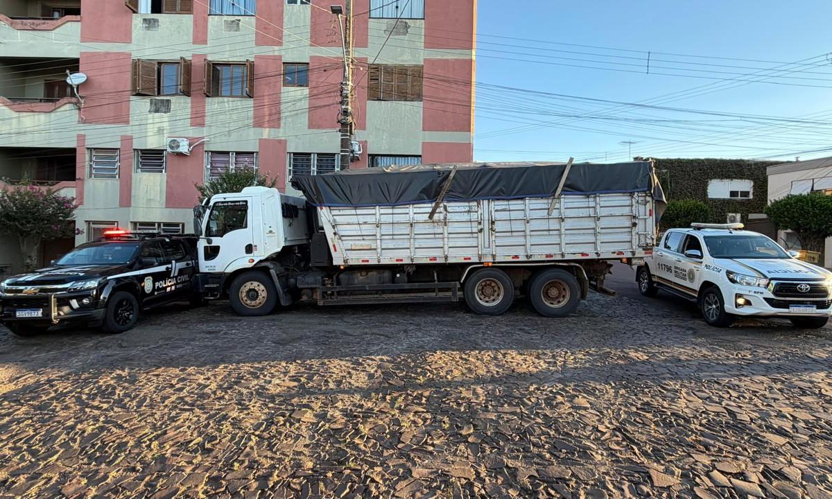 Soja contrabandeada é apreendida e homem é preso em Três Passos