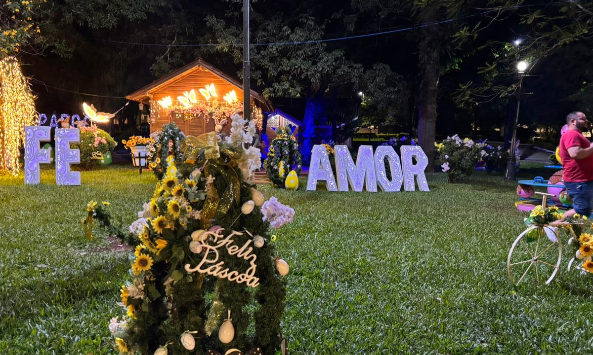 Praça Reneu Mertz ornamentada para a Páscoa